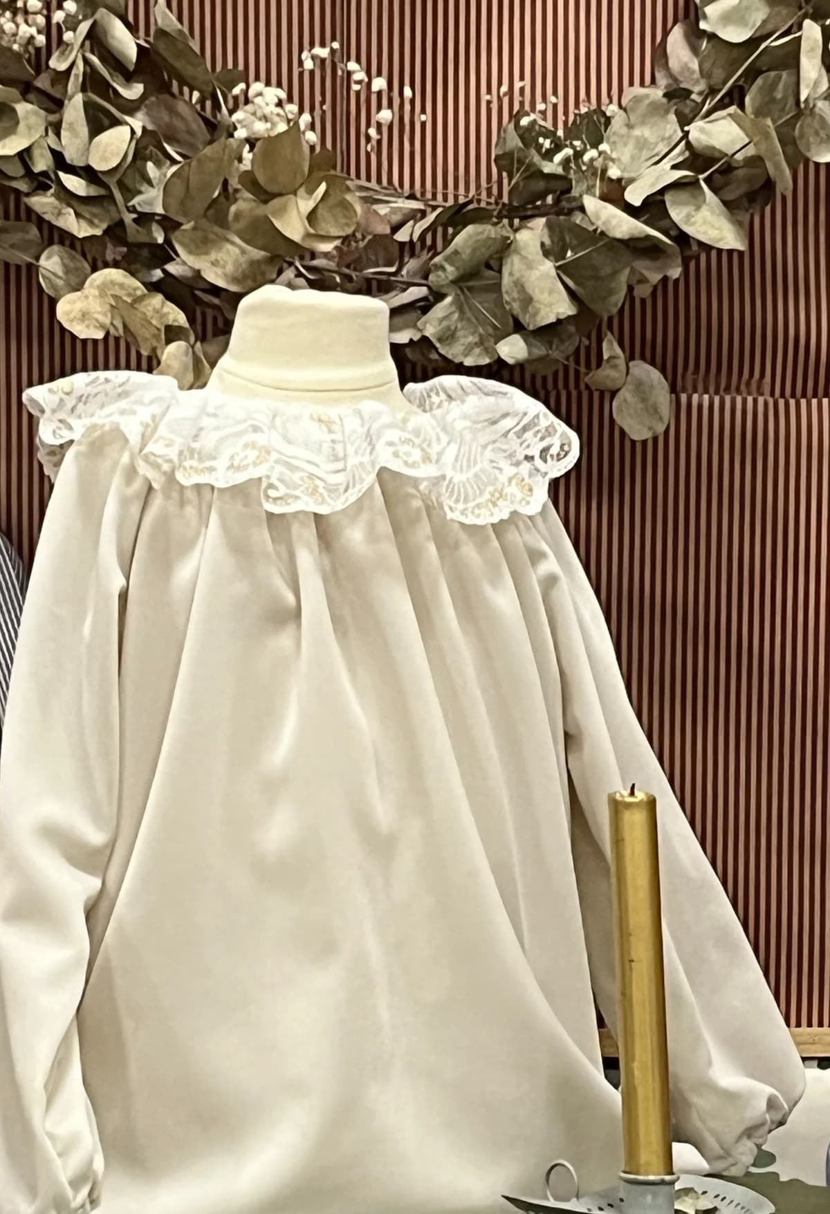 Blouse ivoire à col en dentelle blanche sur mannequin — création artisanale By Mésange