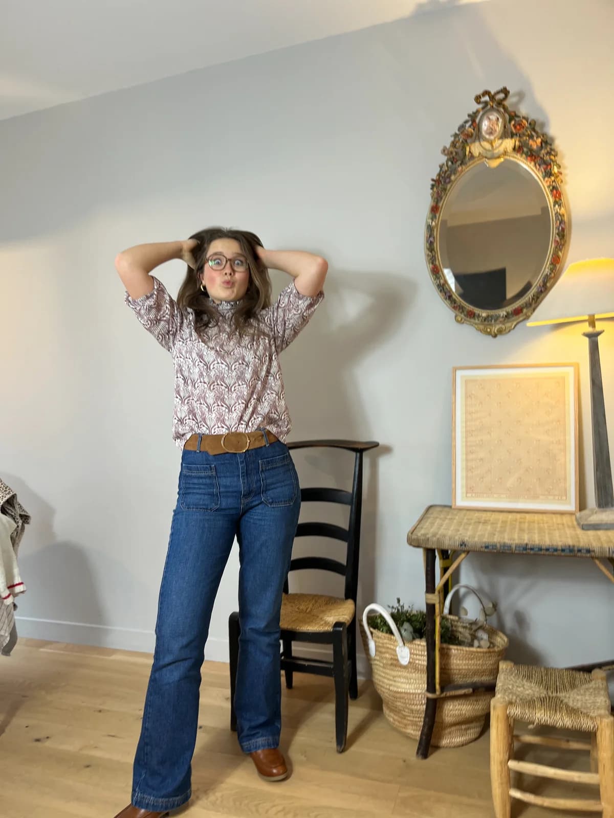 Femme espiègle en blouse à motifs paon mauve col cheminée et jean — By Mésange