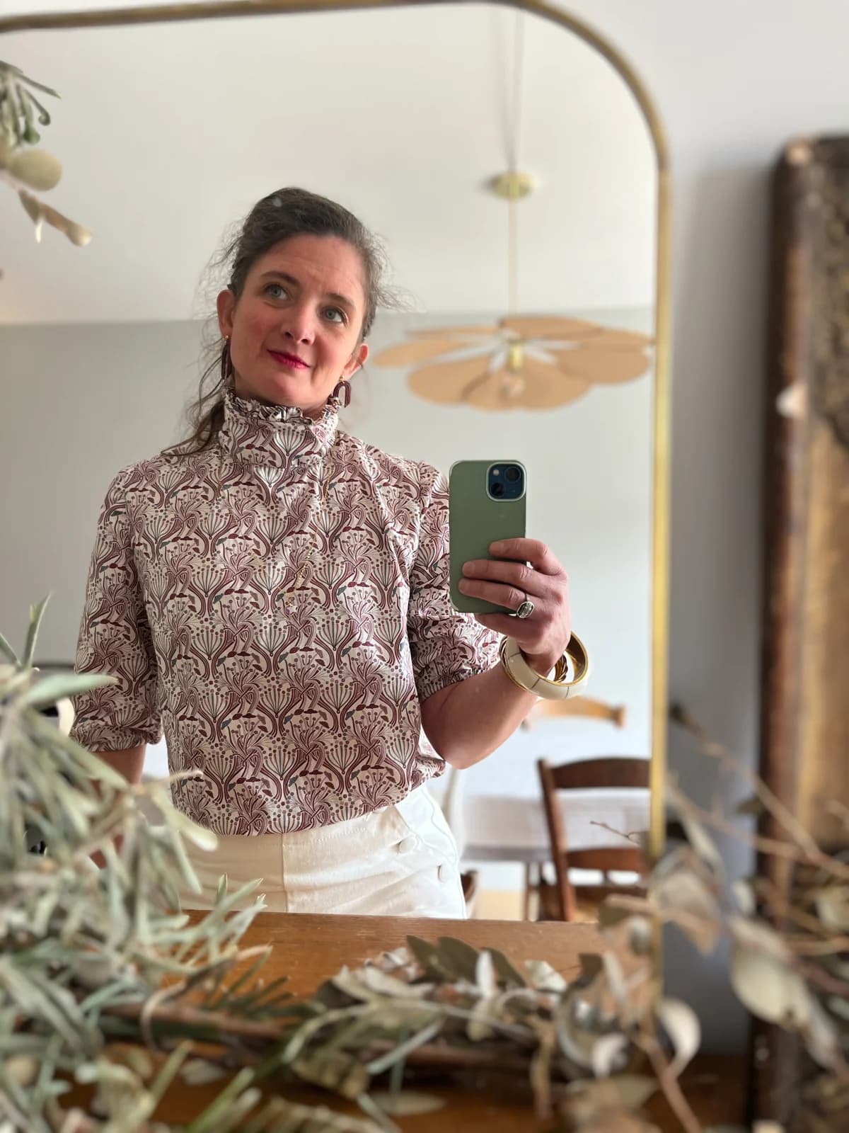 Stéphanie selfie miroir en blouse à motifs fleurs de paon rose et mauve, col cheminée — By Mésange