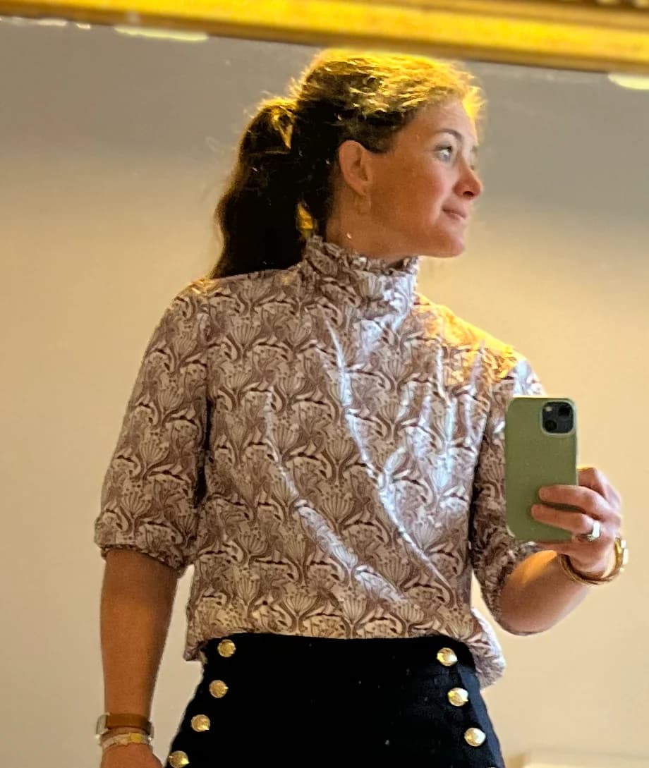 Selfie miroir — blouse col cheminée motifs paon taupe avec pantalon marine boutons dorés — By Mésange