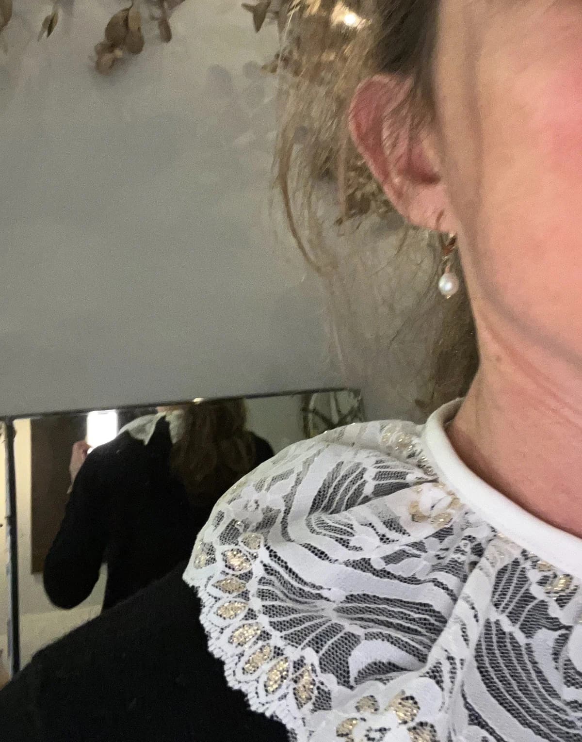 Col claudine en dentelle blanche et dorée porté par une femme — accessoire rétro-chic By Mésange