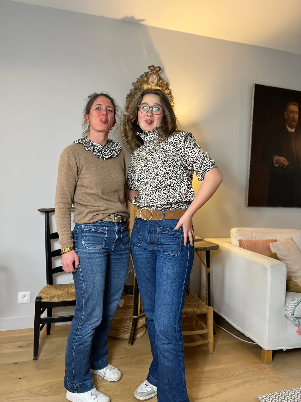 Deux femmes complices, col fleuri liberty et blouse léopard col cheminée — By Mésange