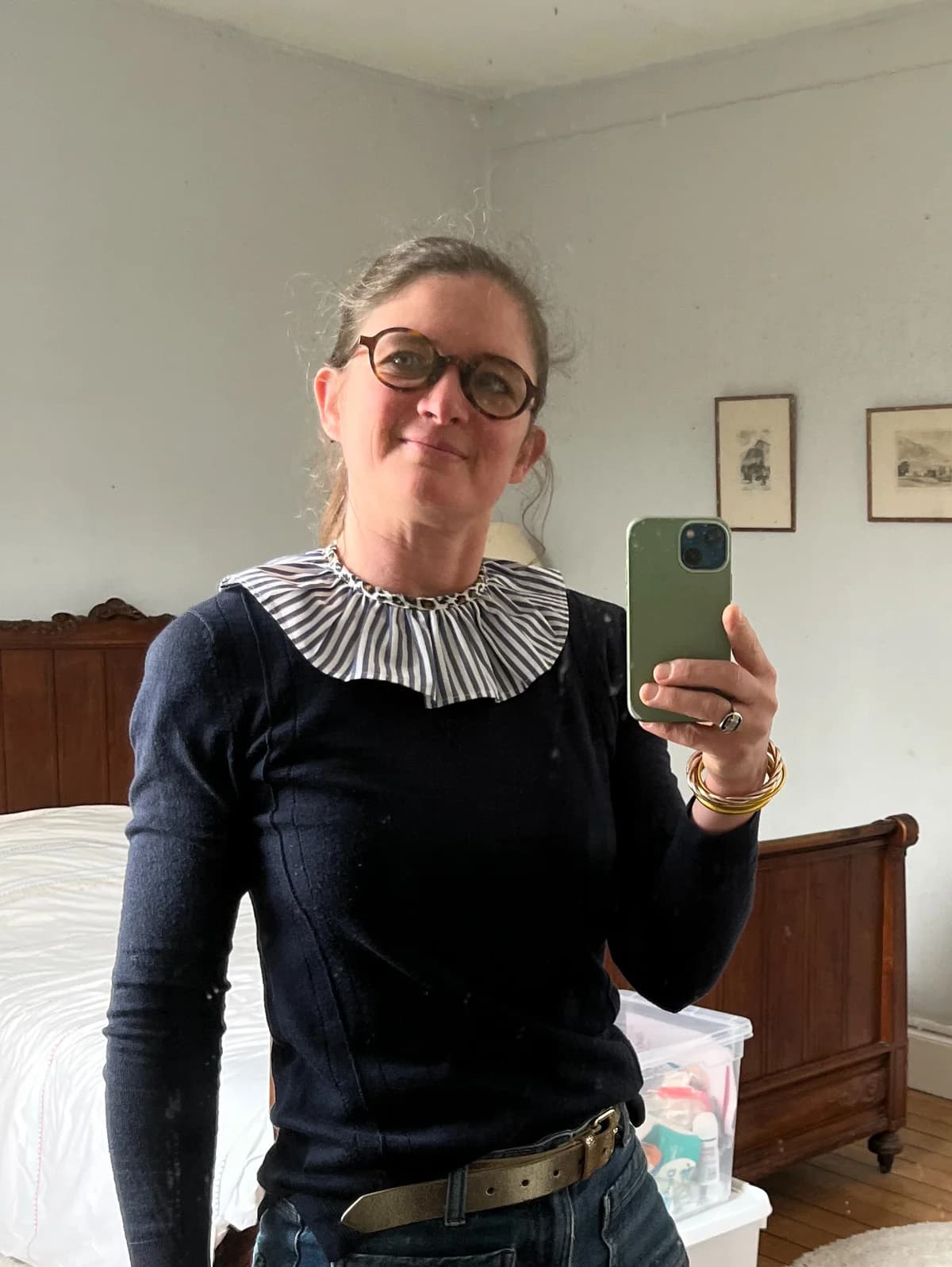 Stéphanie selfie miroir avec col claudine plissé rayé marine porté sur pull bleu marine — By Mésange