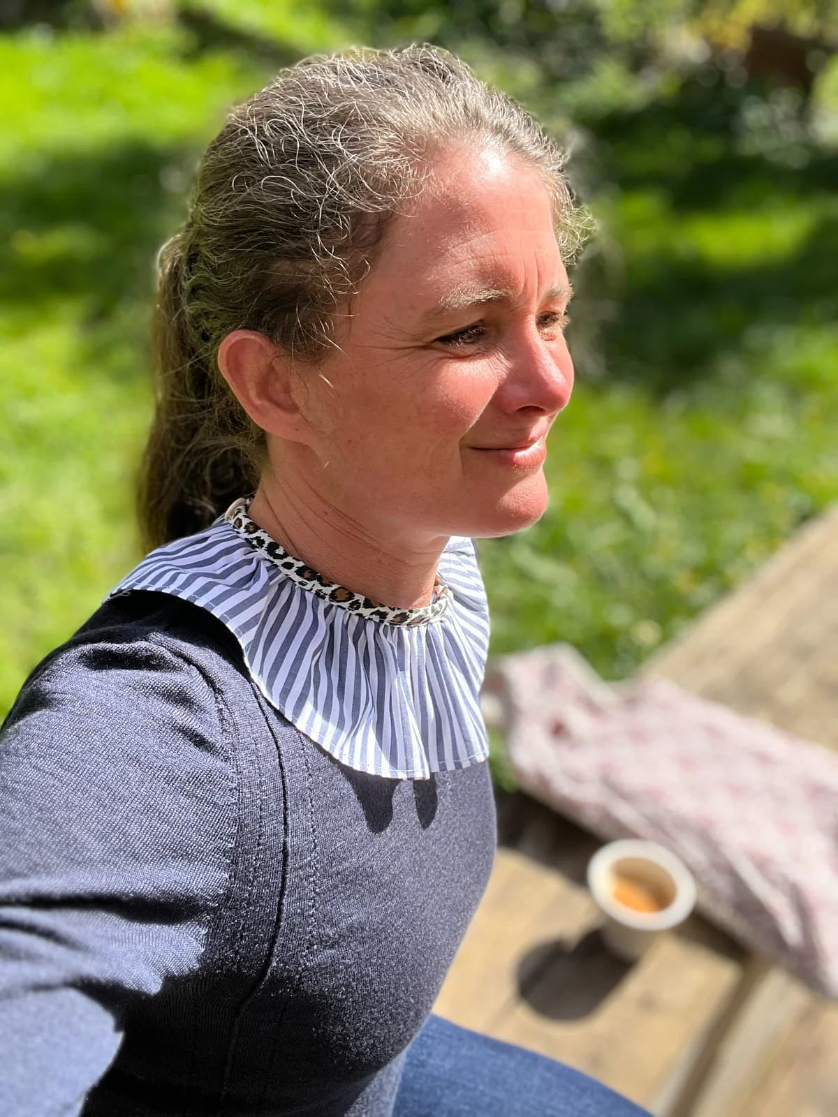 Femme au jardin portant un col claudine rayé bleu et blanc — By Mésange