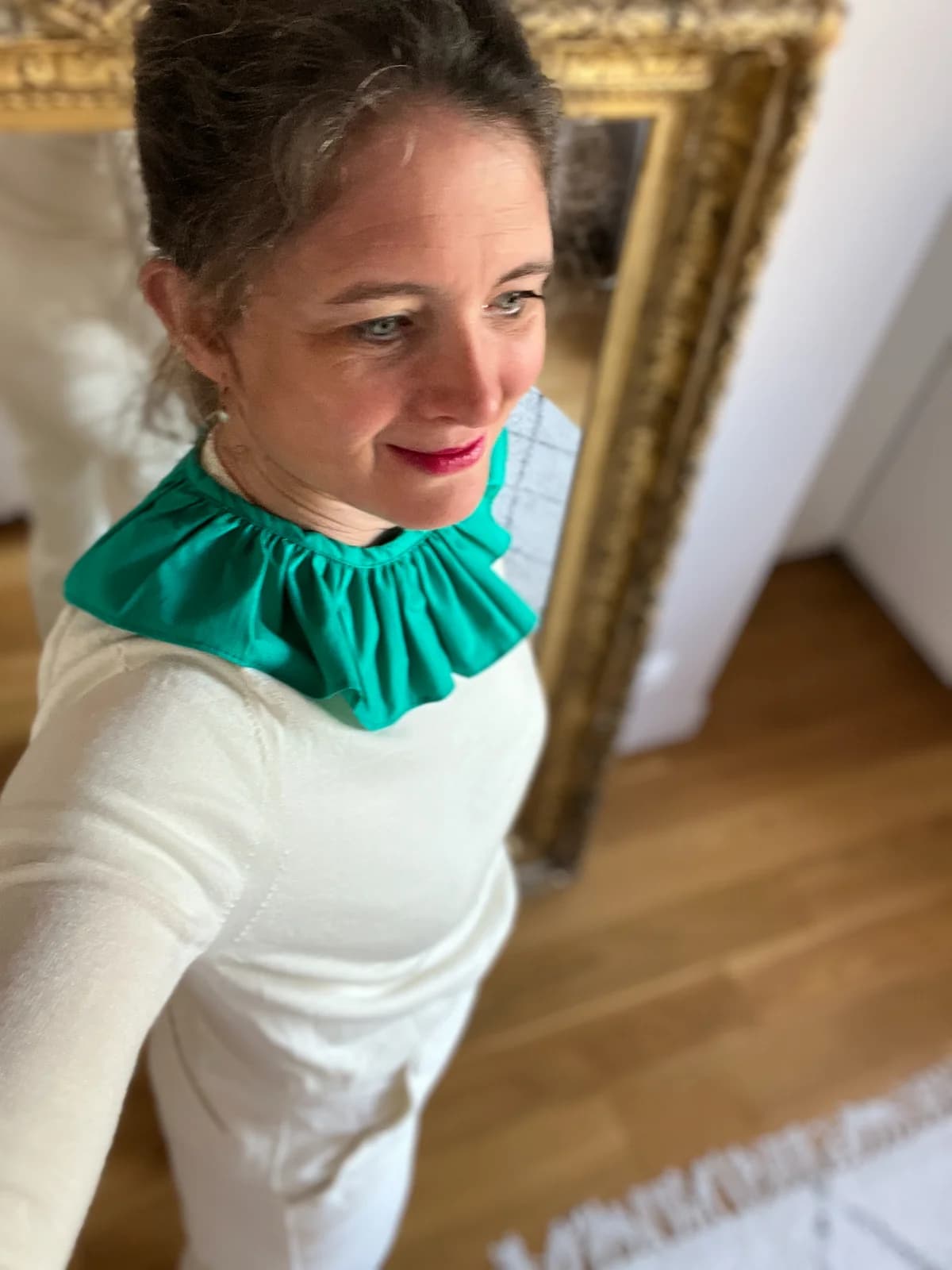 Femme portant un col claudine vert émeraude bouffant sur tenue blanche — By Mésange
