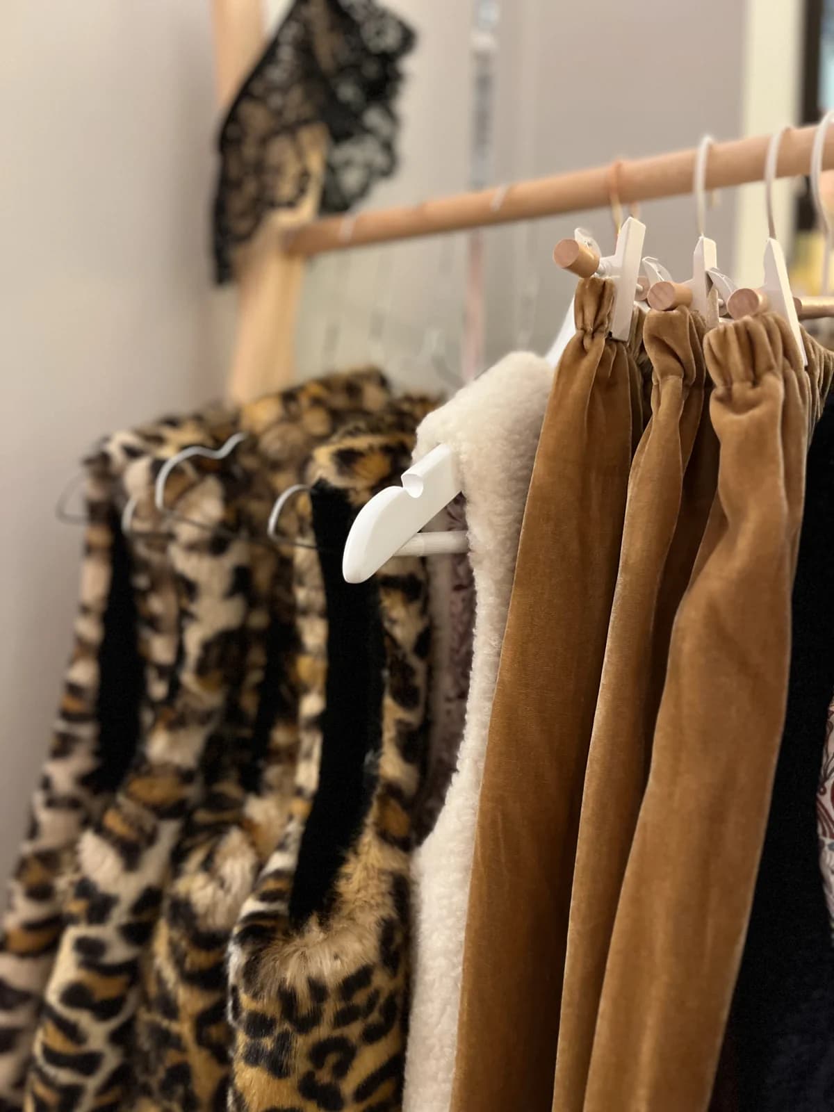 Portant léopard, gilet berger et pantalon velours caramel — collection By Mésange