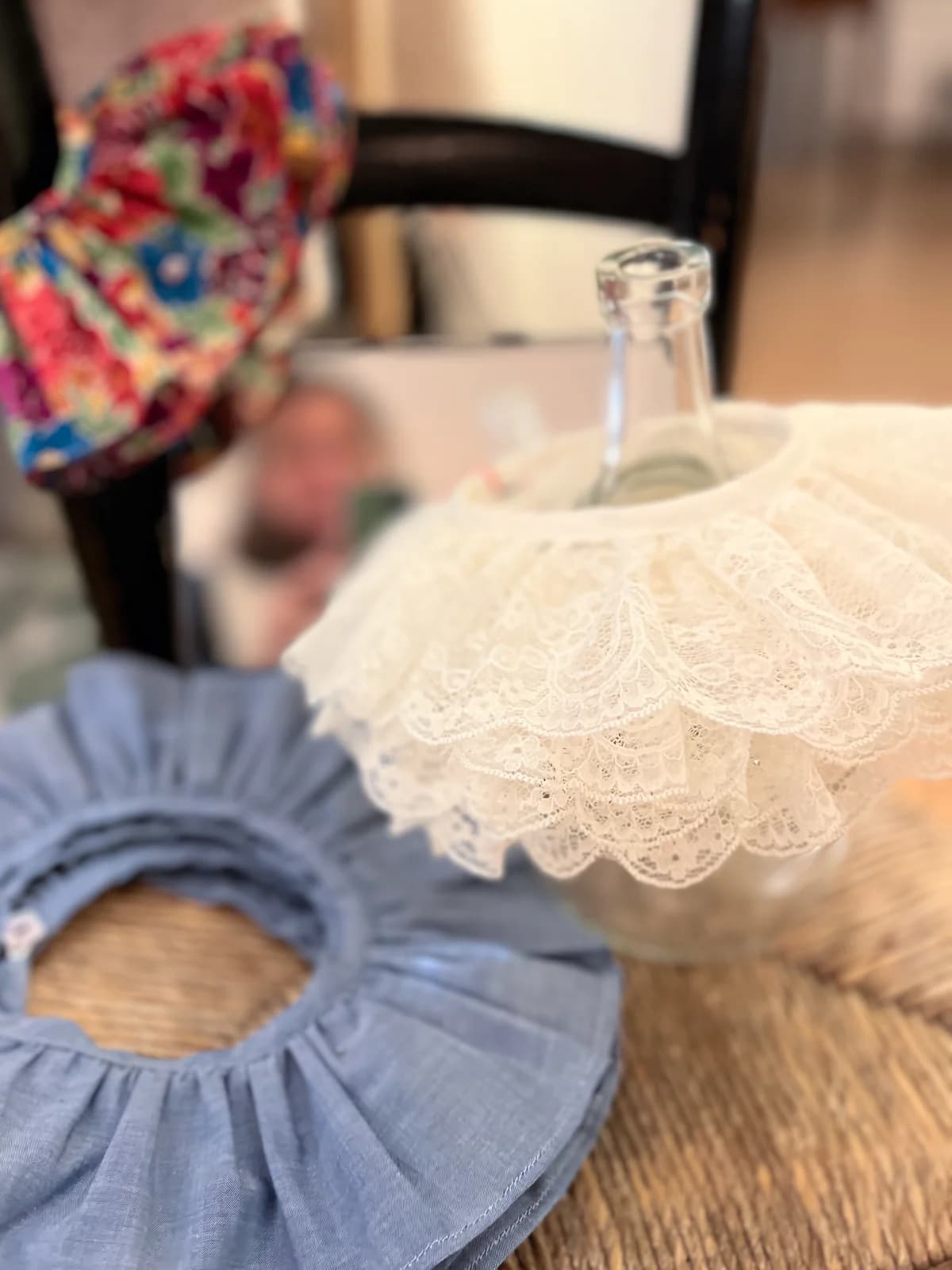 Cols claudine artisanaux By Mésange — chambray bleu, dentelle ivoire et froufrous fleuris