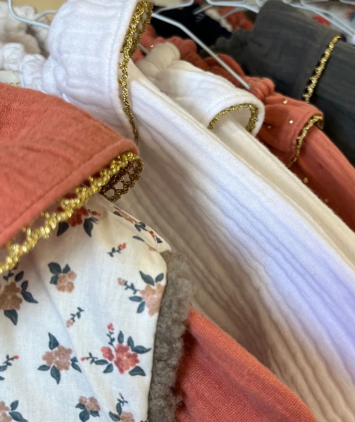 Portant de vêtements bébé By Mésange — gaze de coton ivoire, rouille et fleuri avec lisérés dorés