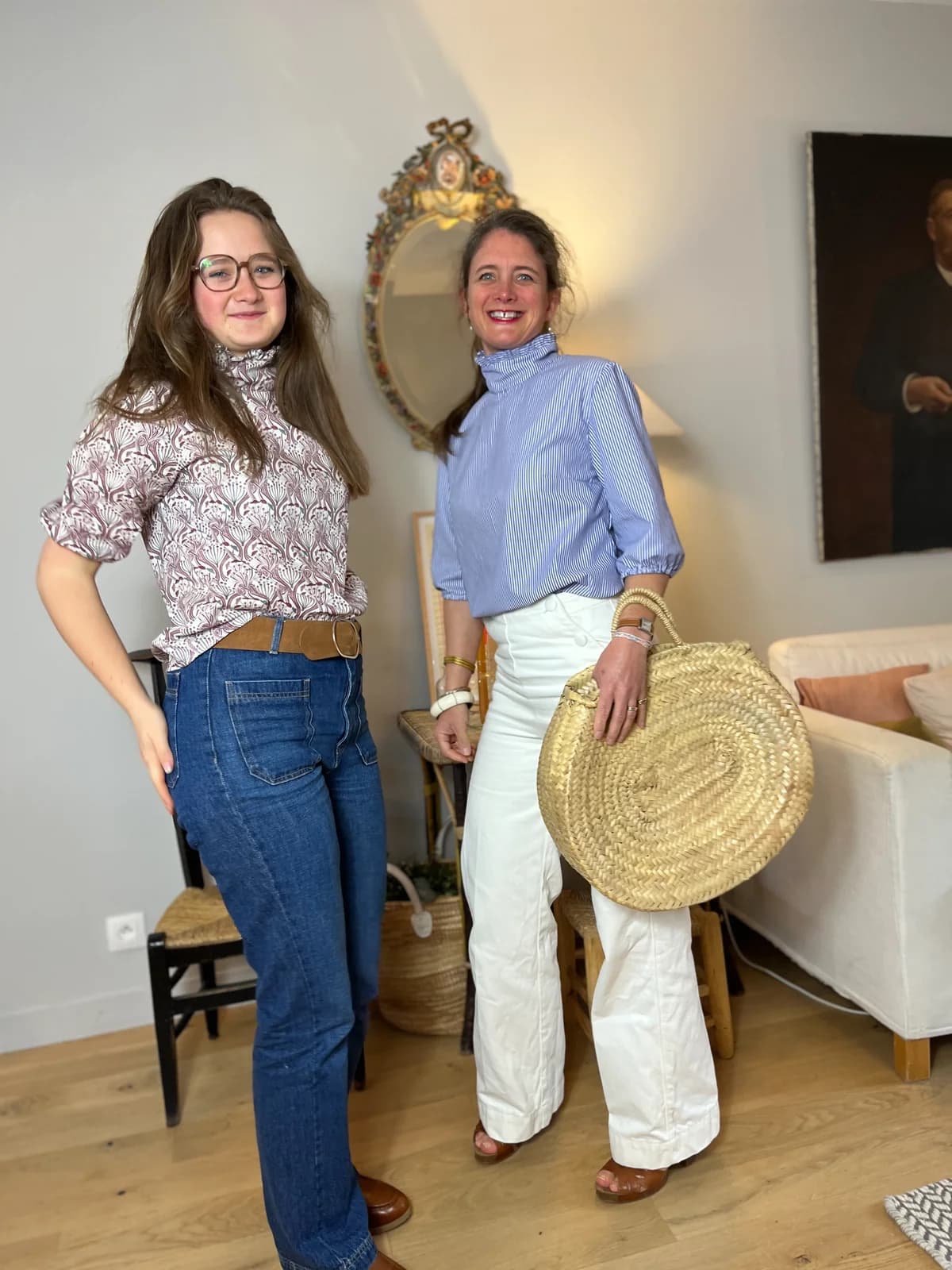 Deux femmes élégantes, blouse paon mauve et blouse rayée bleue avec cabas en osier — By Mésange