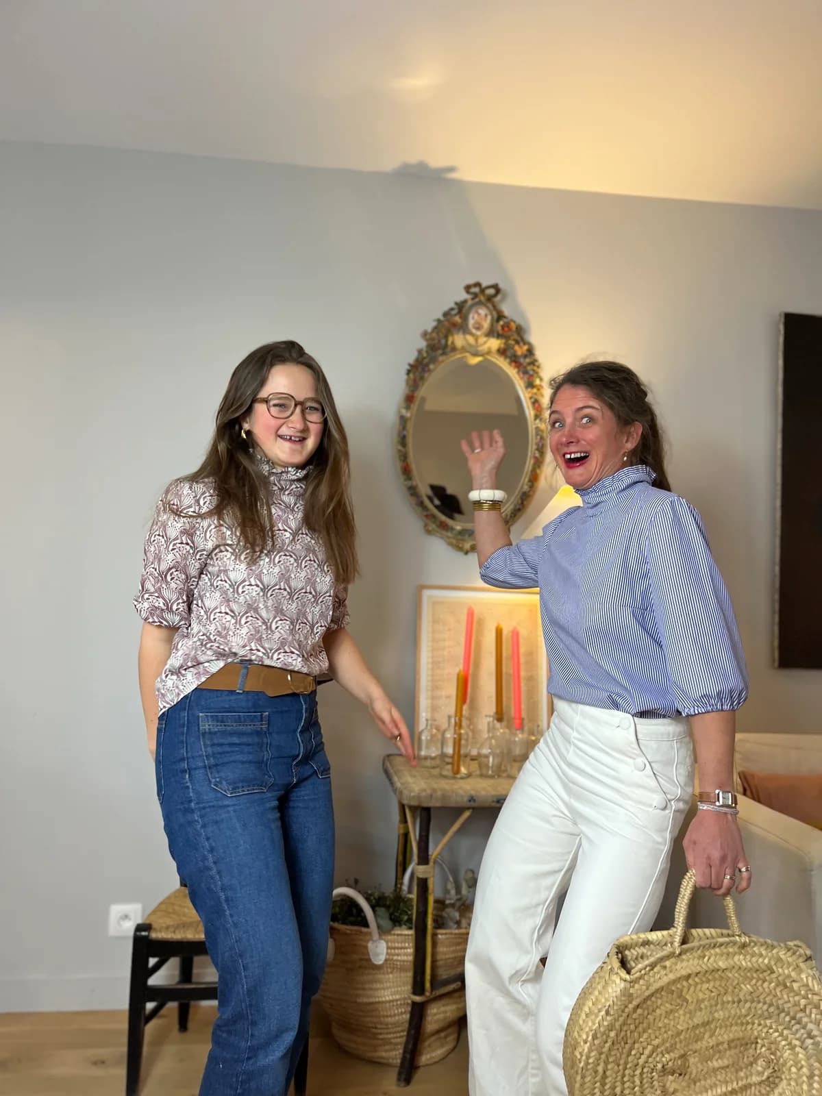 Duo complice en blouses col cheminée — motif paon mauve et rayures bleues — By Mésange