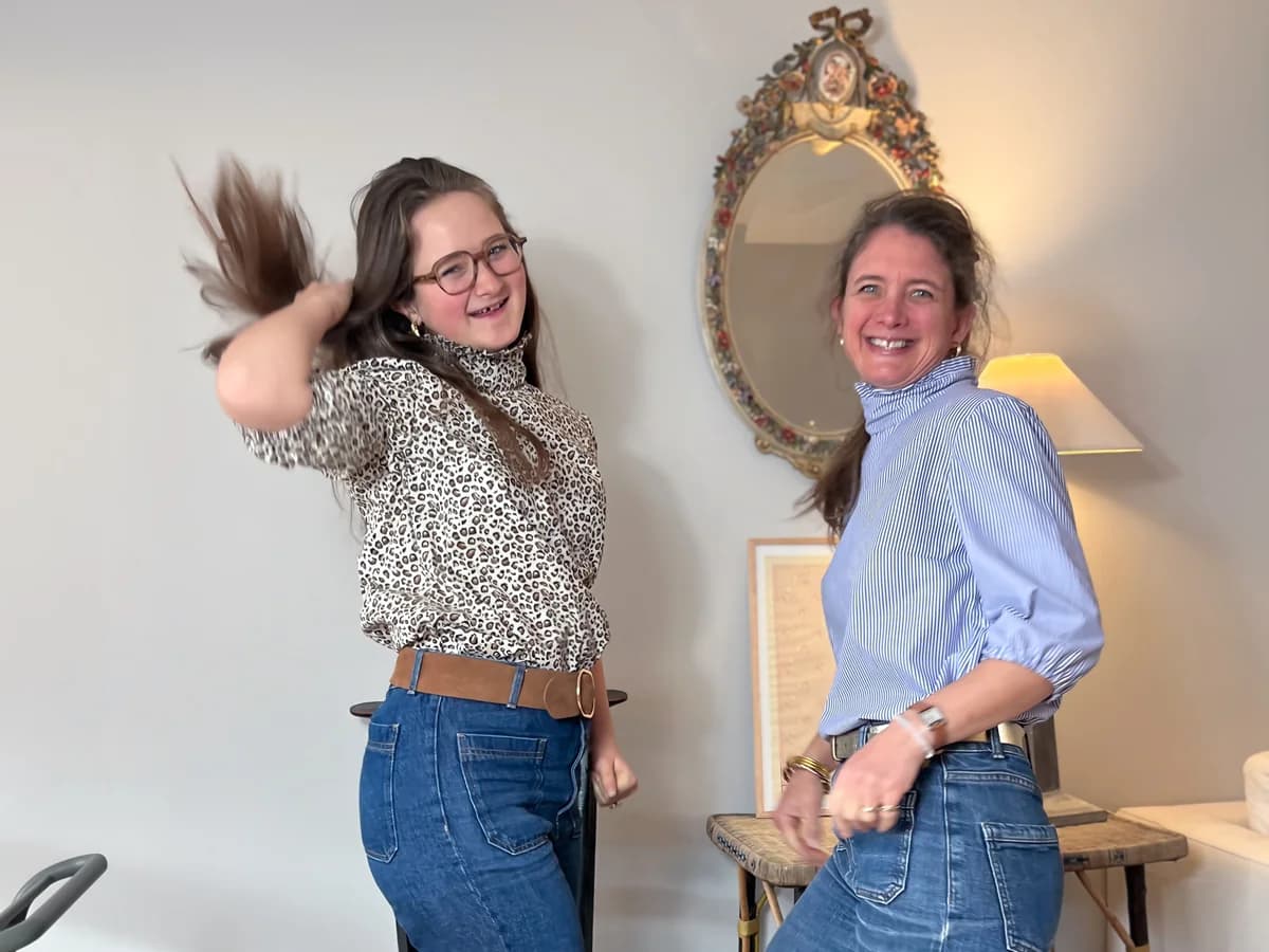 Duo mère-fille dansant joyeusement en blouses col cheminée léopard et rayée bleue — By Mésange