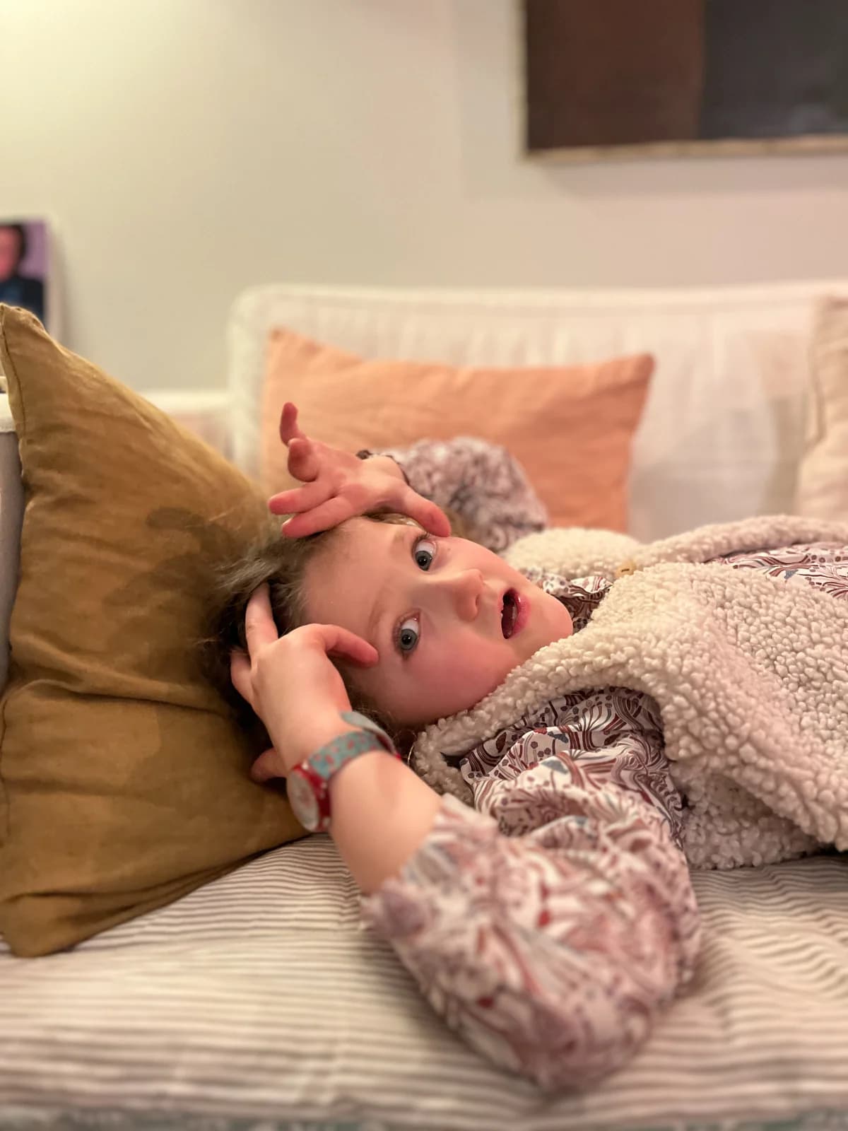 Petite fille allongée sur le canapé en gilet berger à imprimé fleuri — By Mésange