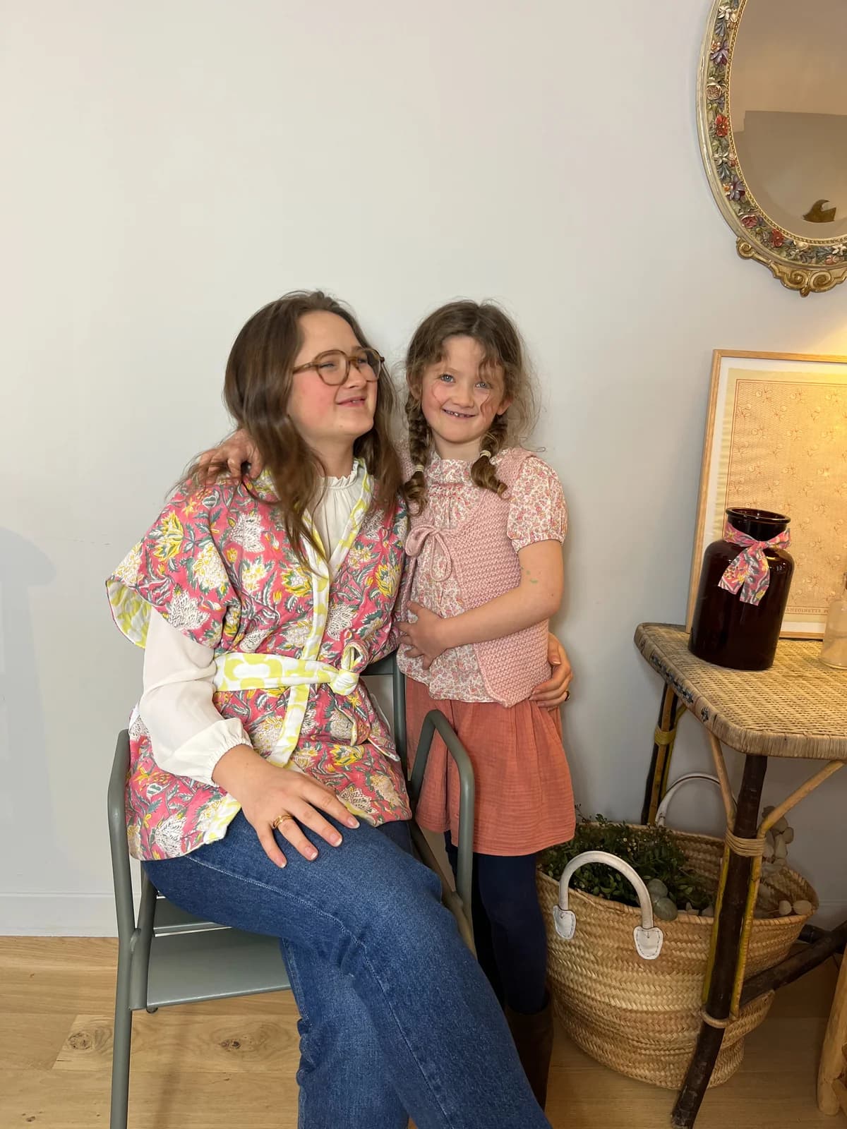 Grande sœur et petite sœur — veste kimono fleurie colorée et blouse rose smockée — By Mésange