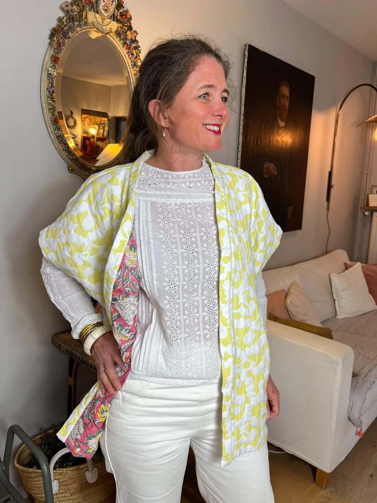 Femme portant un kimono réversible jaune fleuri sur blouse blanche brodée — By Mésange
