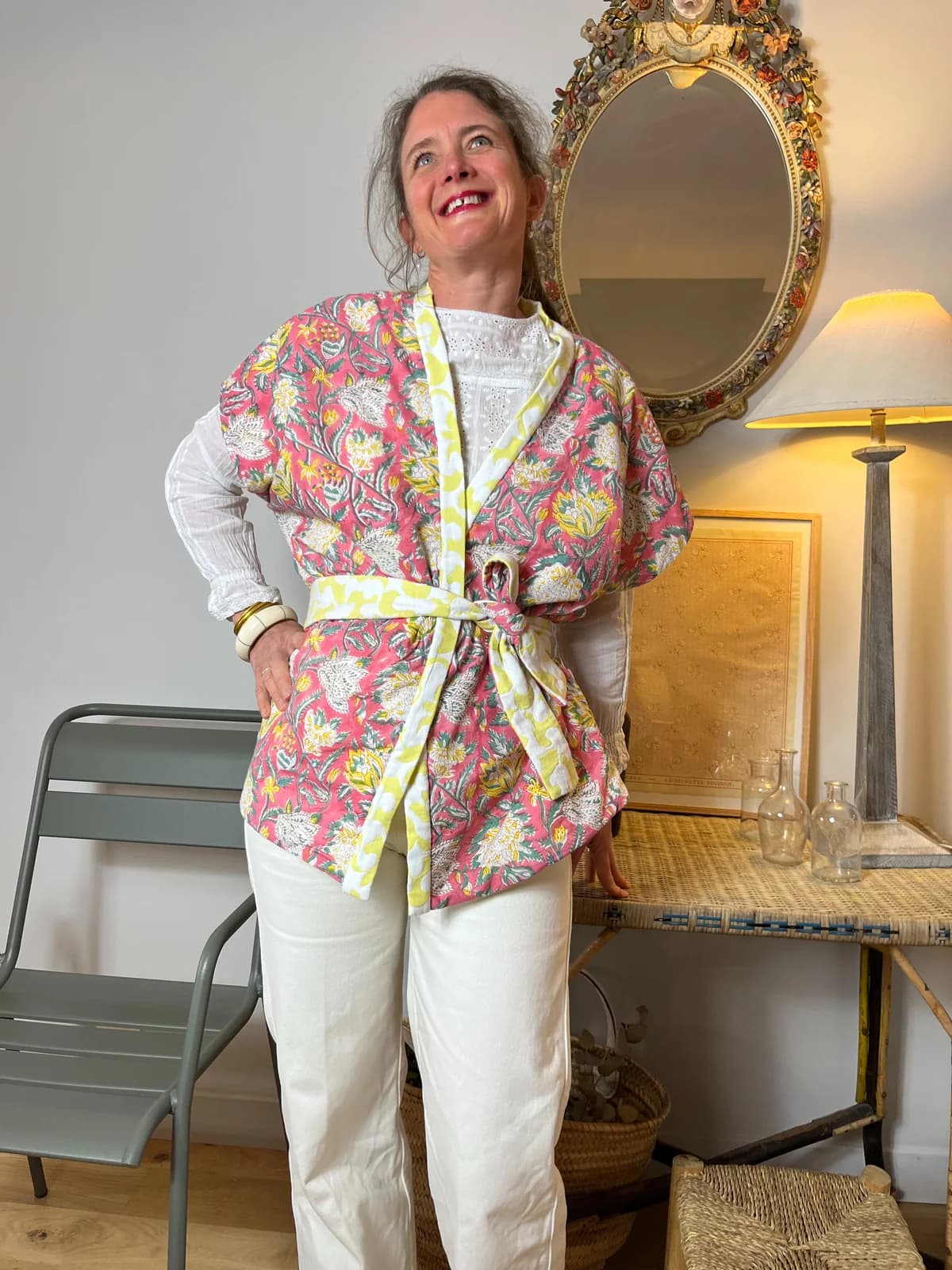 Femme souriante en kimono réversible rose fleuri noué à la ceinture — By Mésange