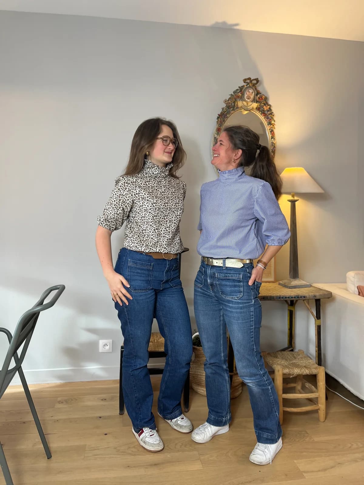 Deux femmes côte à côte, blouse léopard et blouse rayée bleue col cheminée — By Mésange
