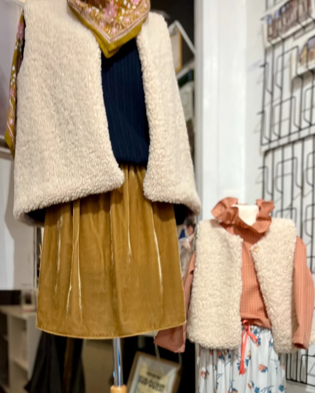 Duo mannequin adulte et enfant en gilets berger — jupe velours caramel et robe fleurie By Mésange