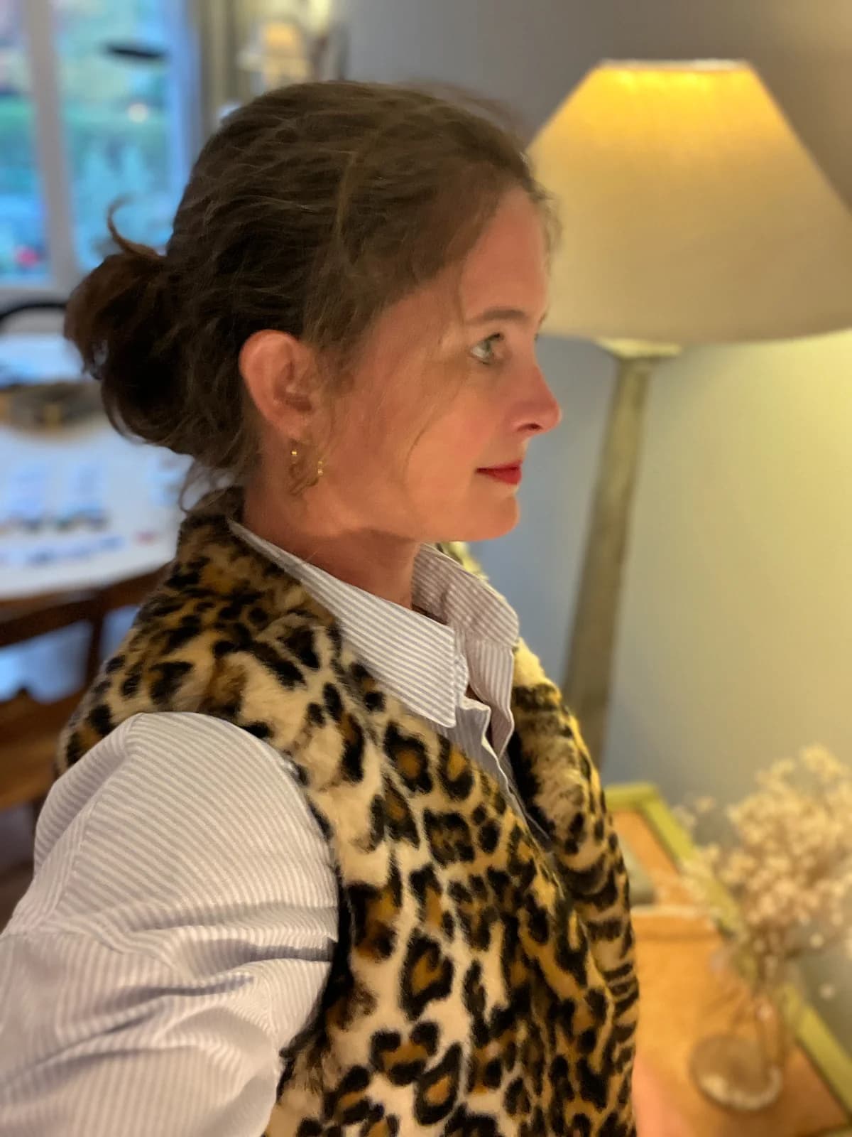 Femme de profil portant un manteau léopard et une blouse rayée — style rétro-chic By Mésange
