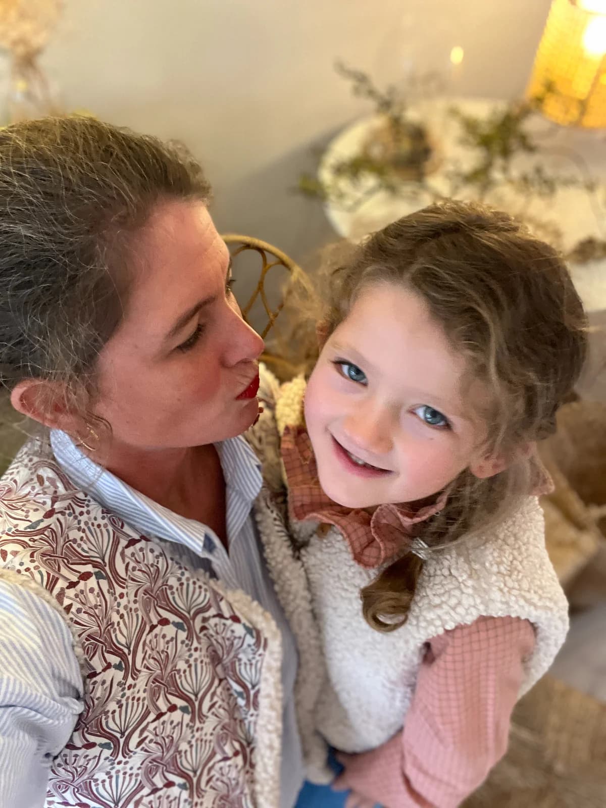 Stéphanie créatrice By Mésange avec sa fille, portant une blouse fleurie fait main