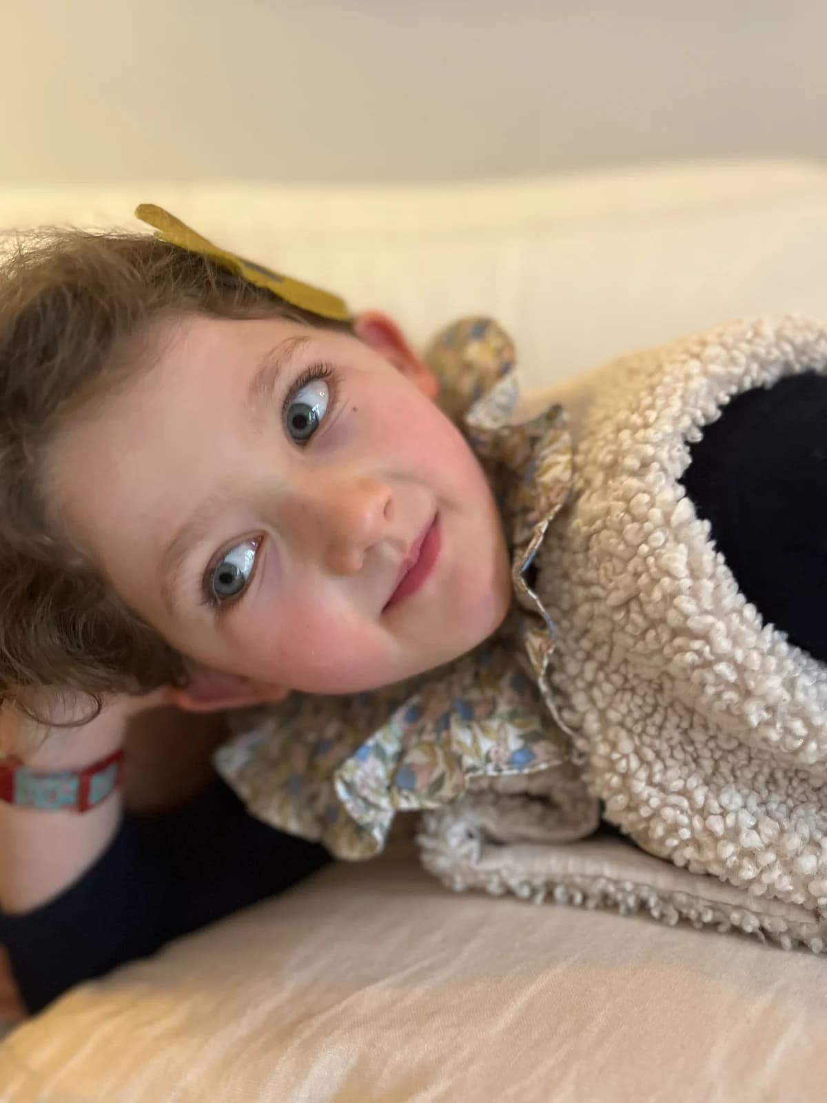 Portrait de petite fille en gilet berger et blouse fleurie, nœud doré — By Mésange