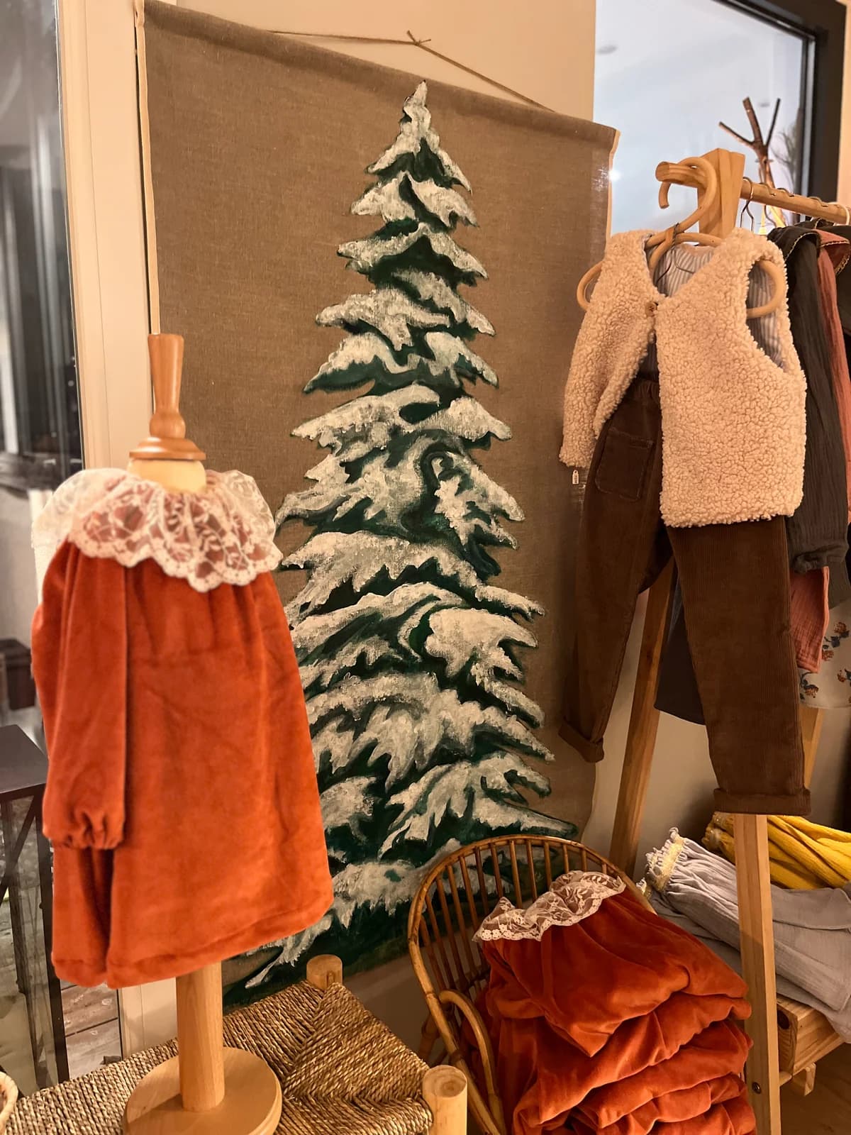 Robe enfant en velours orange avec col en dentelle, présentée en atelier By Mésange