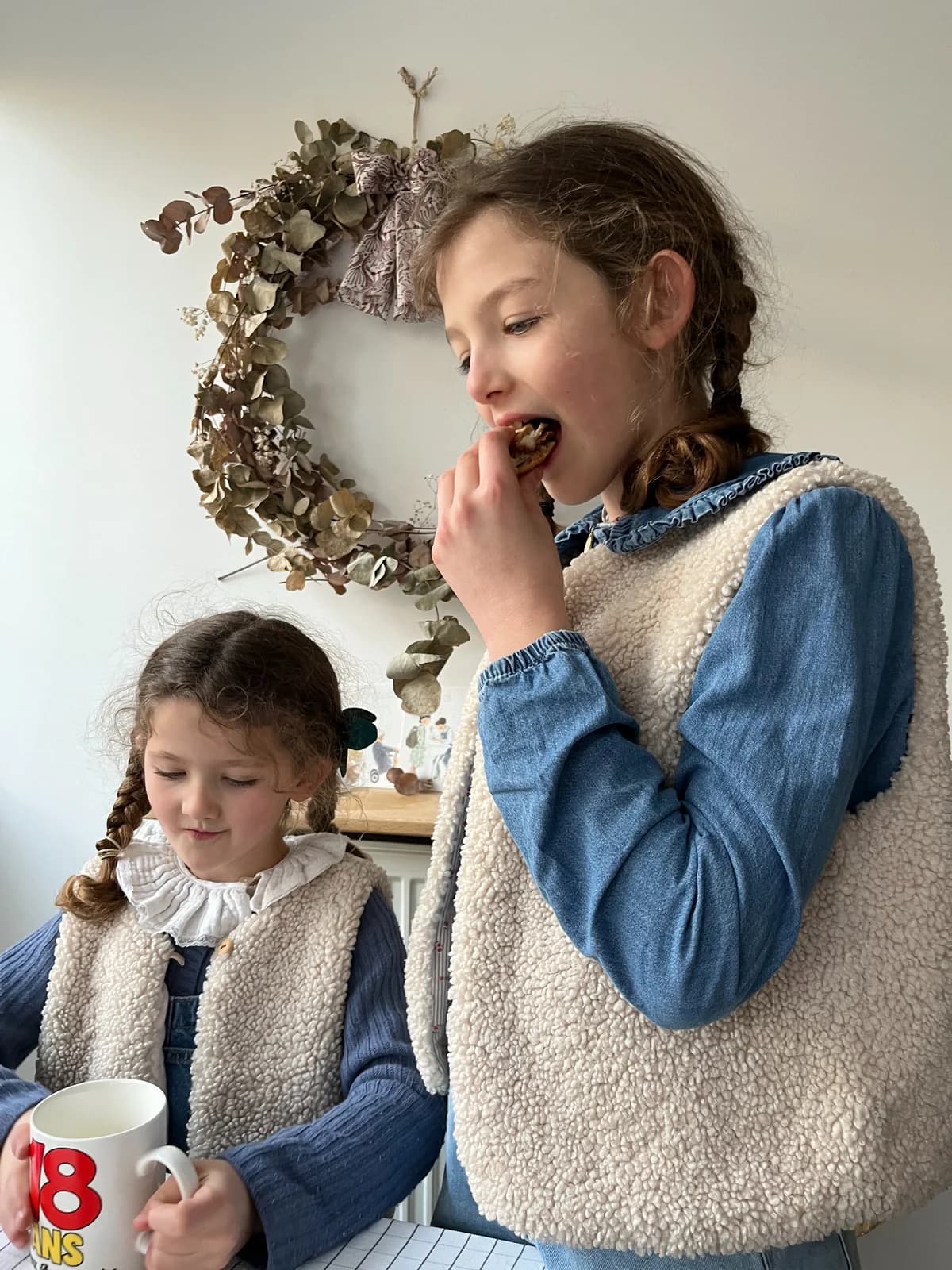 Deux sœurs en gilets berger et blouses en jean au petit-déjeuner — By Mésange