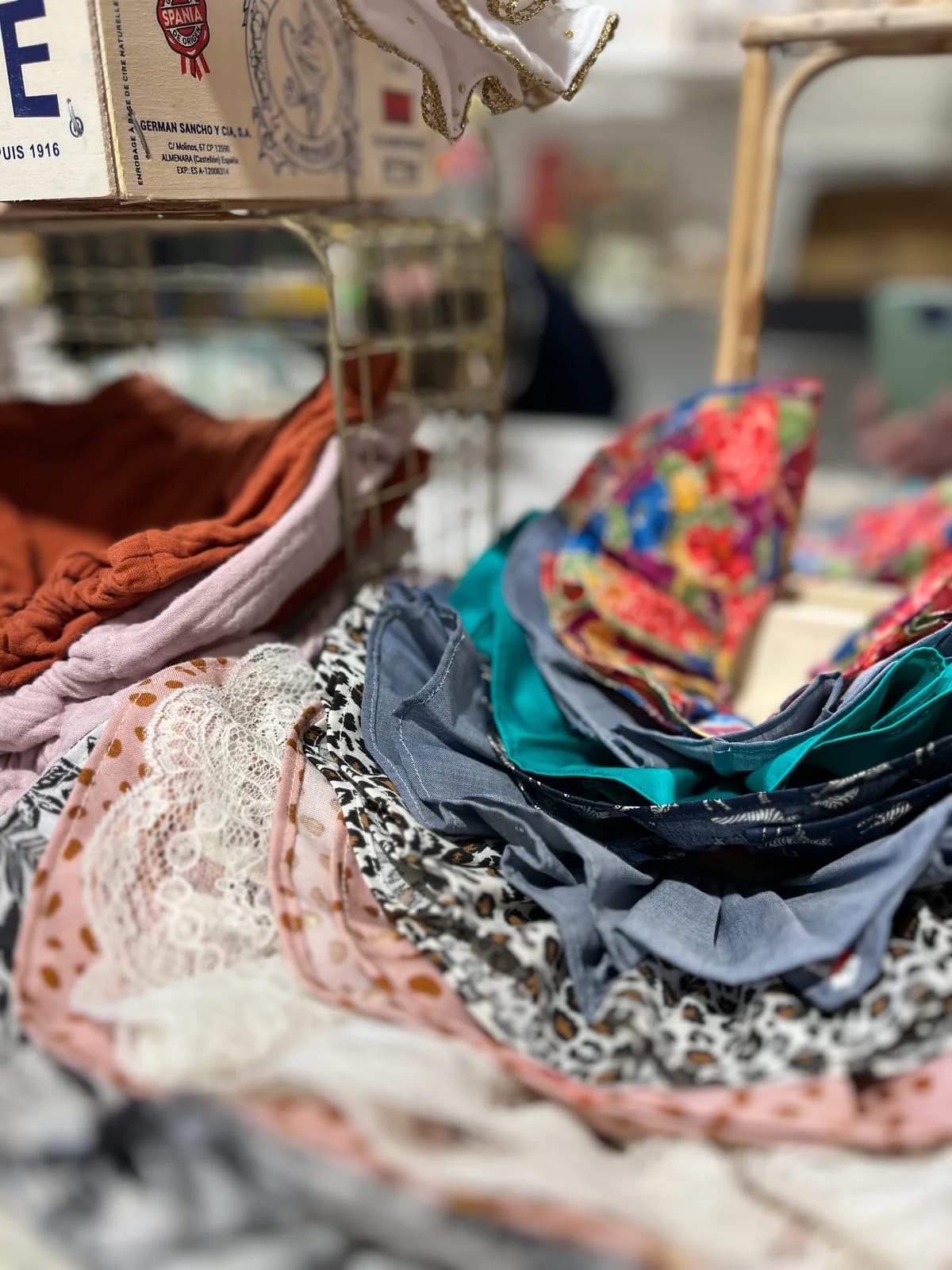 Stand de marché By Mésange — assortiment de cols et accessoires colorés
