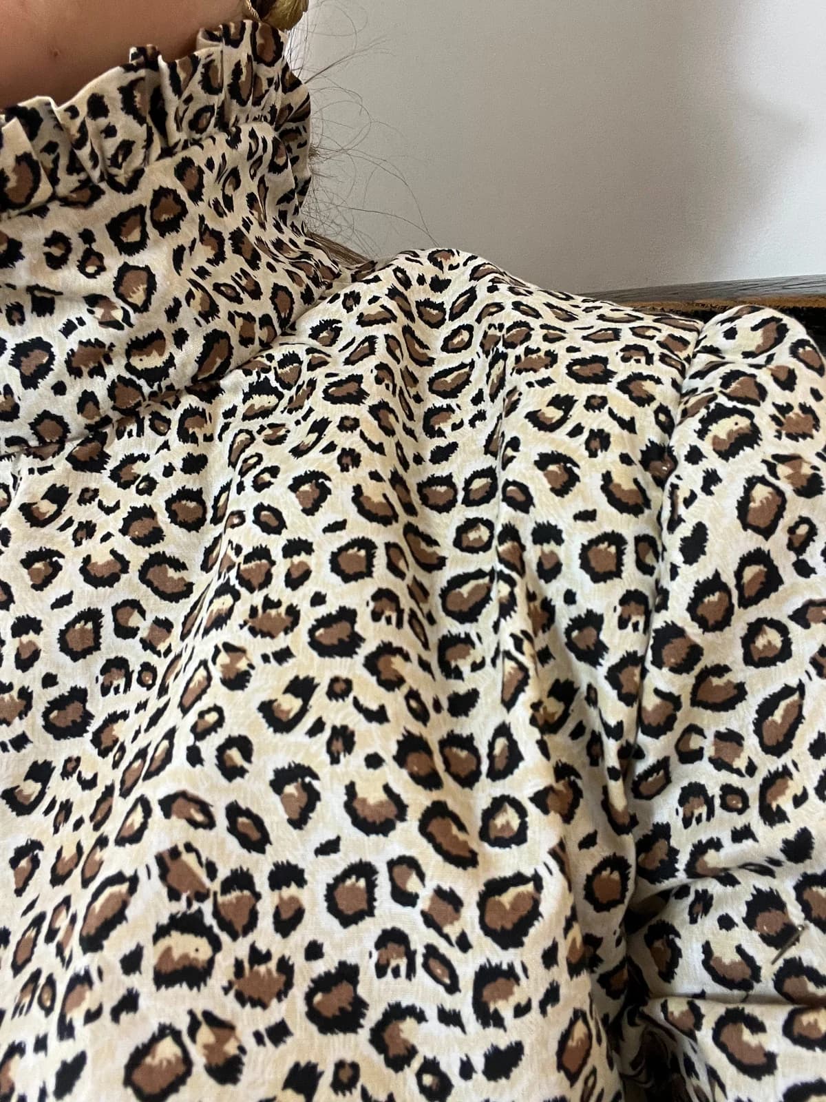Gros plan tissu léopard beige et noir — matière de la blouse artisanale By Mésange