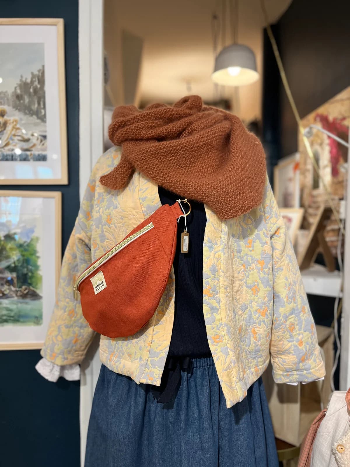 Mannequin en veste fleurie By Mésange avec foulard rouille et sac bandoulière terracotta