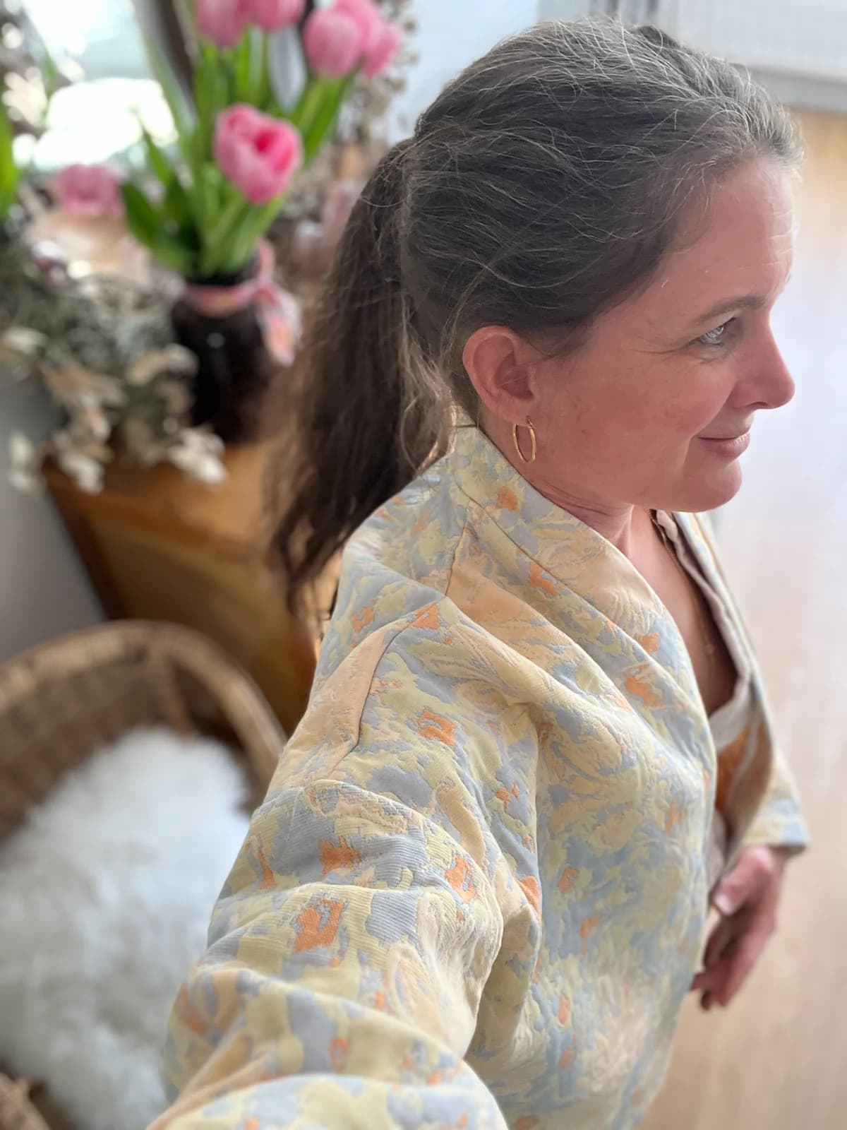 Stéphanie de profil en veste jacquard fleurie pastel — création artisanale By Mésange