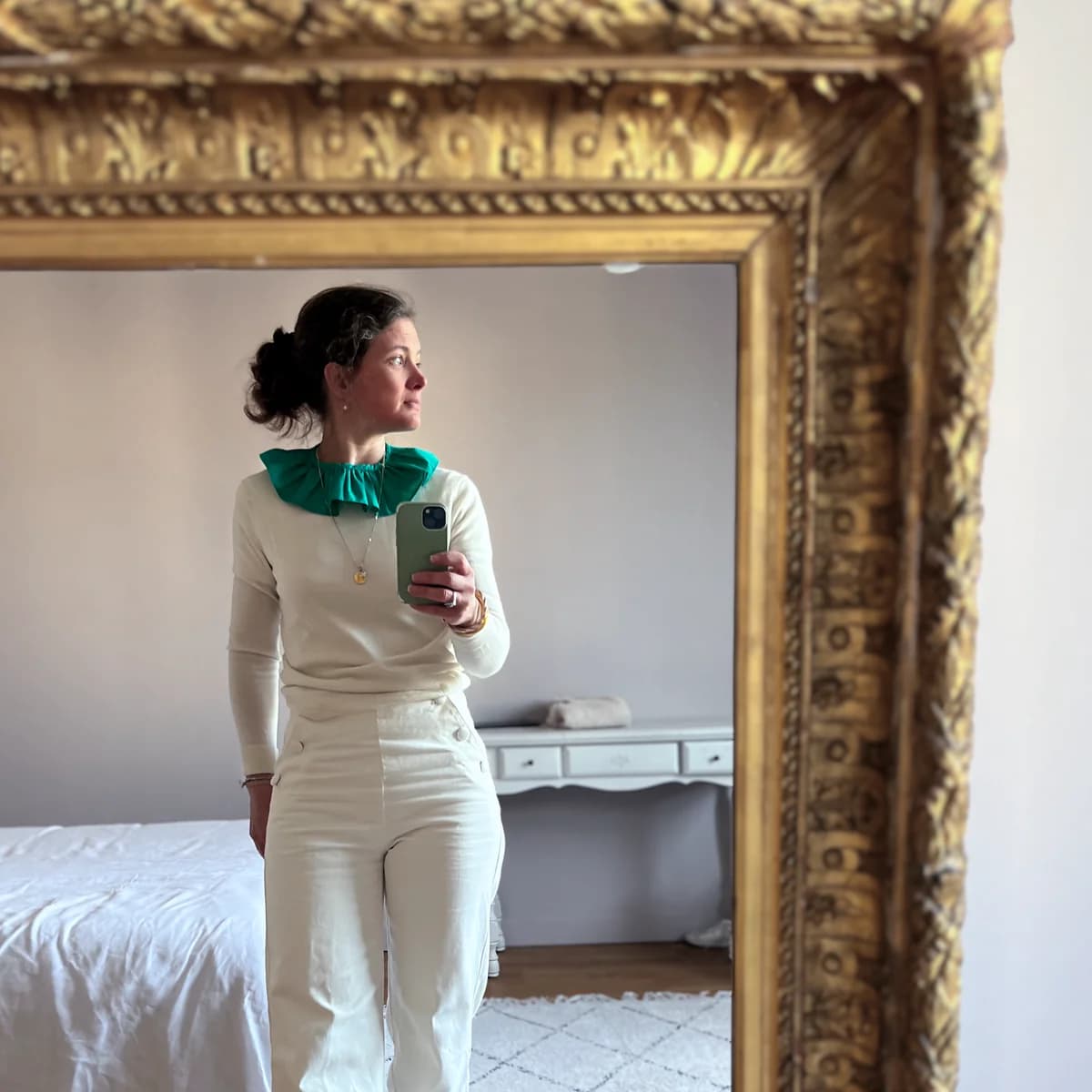 Stéphanie, col vert émeraude Stéphanie selfie dans un miroir doré, col claudine vert émeraude bouffant sur pull ivoire, tenue monochrome crème — By Mésange