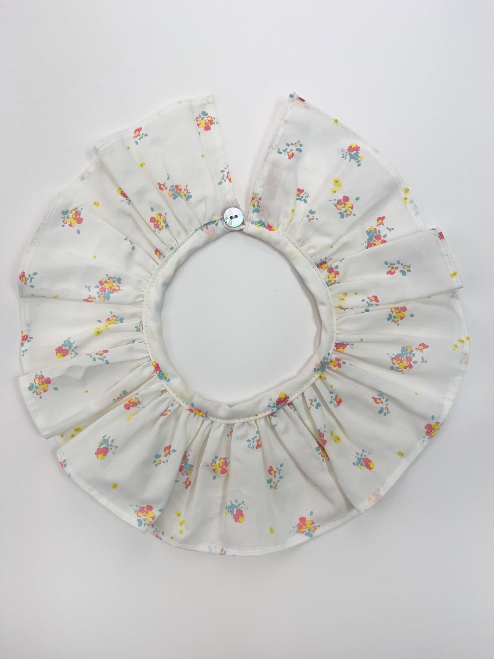 Capucine fleurettes – Col amovible enfant coton floral pastel, coupe volantée – By Mésange fait main France